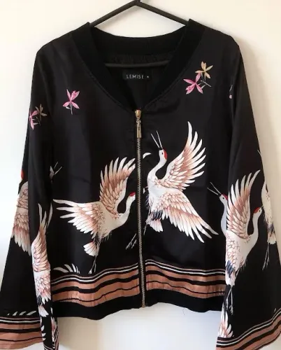 jaqueta oriental preta estampada tamanho M