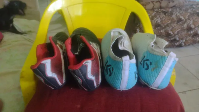 Vendo duas chuteiras de campo por 150, tamanho 42 e 43. Usei poucas vezes.