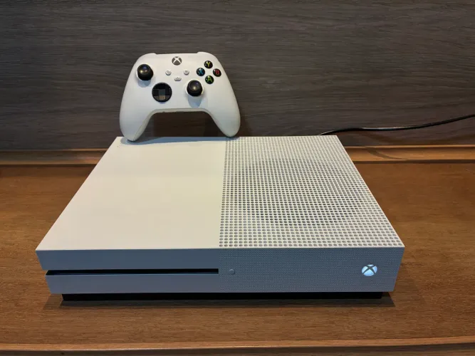 Xbox One S 1TB + Controle Xbox Series + 50 jogos