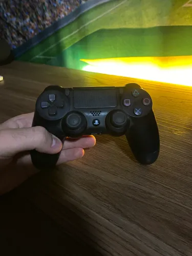 Controle pra ps4 original com conector precisando de manutenção