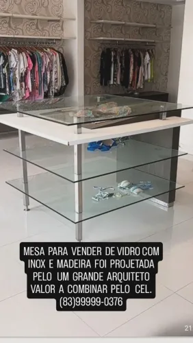 Mesa de vidro com madeira e inox