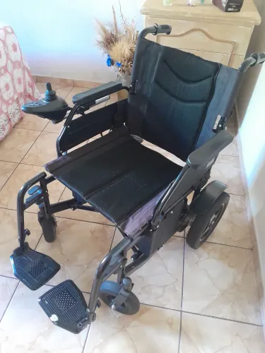 Cadeira de rodas elétrica dellamed - capacidade: 120 kg. Pouco uso.