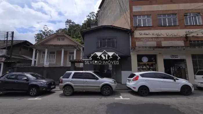 Loja- Petrópolis, Centro