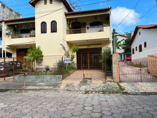 Casa , condomínio Solar dos Lagos ( São Lourenço , MG )