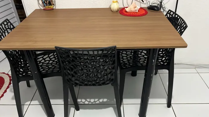 Mesa de mármore com cadeiras