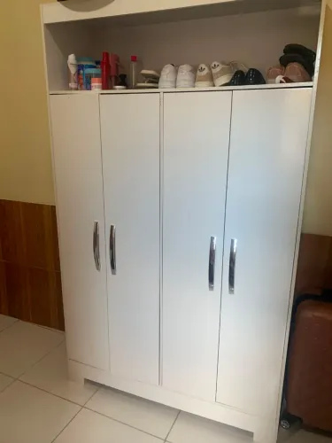 Vendo com urgência guarda roupa 