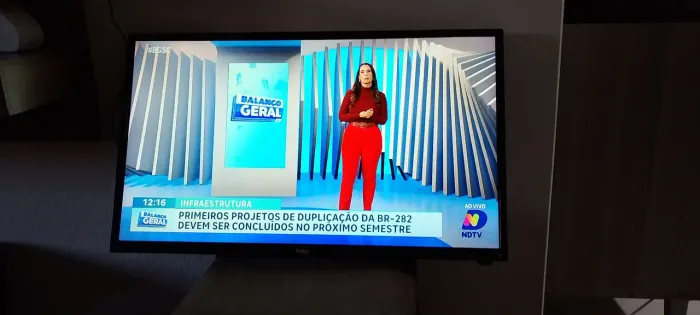TV 32  PHILCO FUNCIONANDO  ELA É SMART MAIS NÃO PEGA OS APLICATIVOS LER O ANÚNCIO 