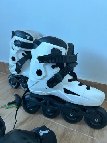 Patins Traxart semi novo + equipamentos de segurança