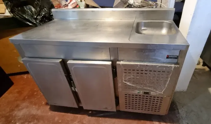 Balcão refrigerado 2 portas com cuba Inox.