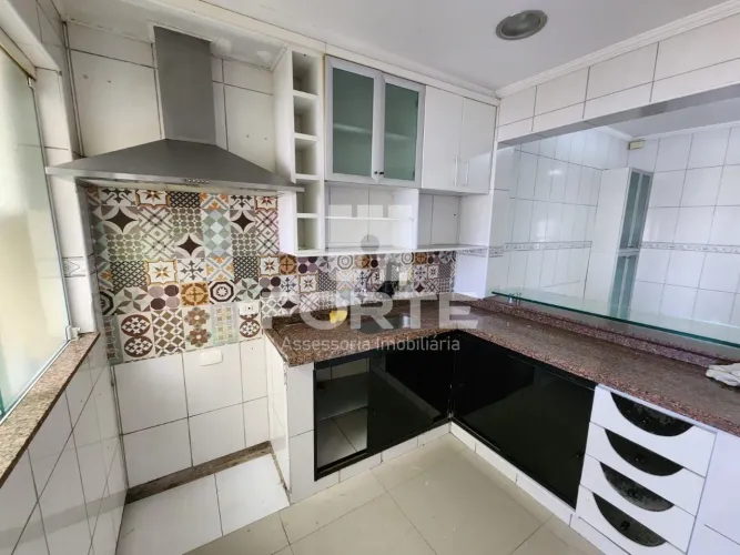 Vendo excelente casa em Brás Cubas com sauna, piscina, churrasqueira e vaga para 04 carros