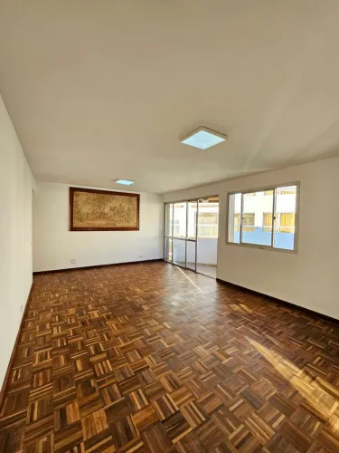 Apartamento espaçoso com 3 quartos no Cabral