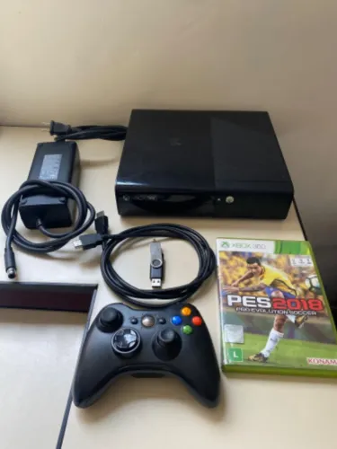 Xbox 360 500gb com uma Manete e um PES 2018