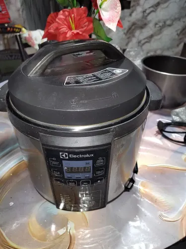 Panela elétrica 10 litros Eletrolux usada bom estado,funcionando