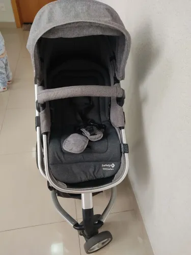 Carrinho de bebê safaty com bebê conforto