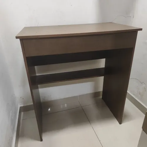 Mesa de escritório com gaveta e prateleira