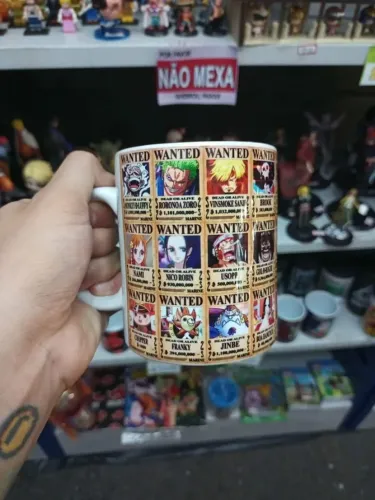 Caneca One Piece Cartazes de Procurados - Luffy Zoro Sanji Chopper Shanks NerdDog Store