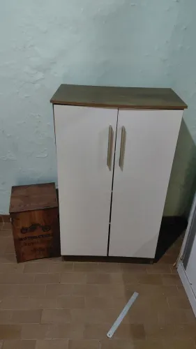 Vendo armário com 4 prateleiras, R$ 150,00