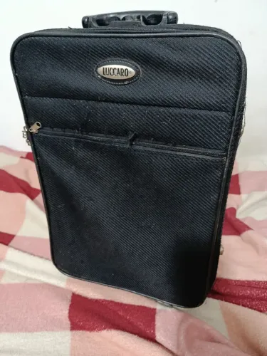 Duas malas de viagem,uma maior,outra menos , em bom estado