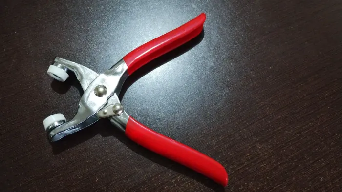 Alicate para botão de pressão