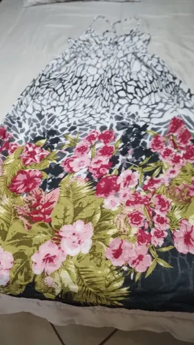 Vendo um lindo vestido longo, estampado, com lastex até a cintura, alças.