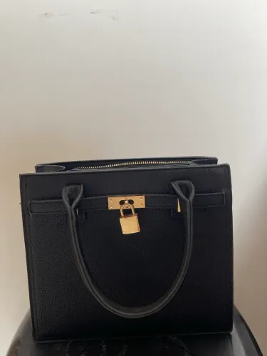 Bolsa preta estruturada estilo clássico | Elegante e espaçosa