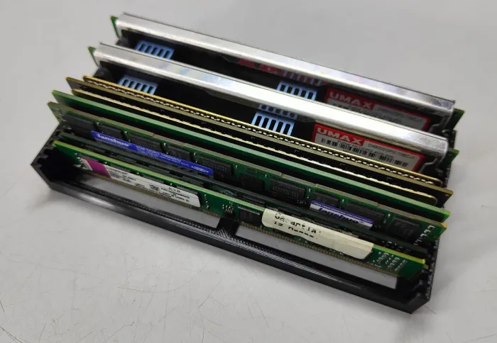 Suporte para guardar memórias de PC ( x16 unidades.)