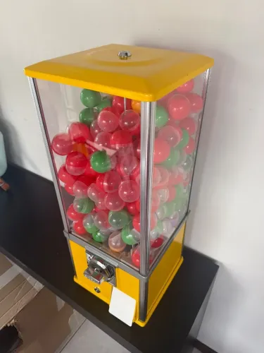 Máquina de cápsulas surpresa amarela - dispenser de bolinhas