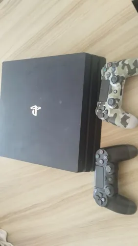 PS4 PRO 4k 860 GB dois controles e mais de 30 jogos