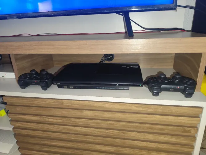 Playstation 3 novinho, desbl. Cheio de jogos. Dois controles. Passo cartão