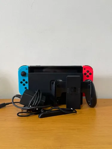 Nintendo Switch V2 Usado + Cartão MicroSD(256GB)