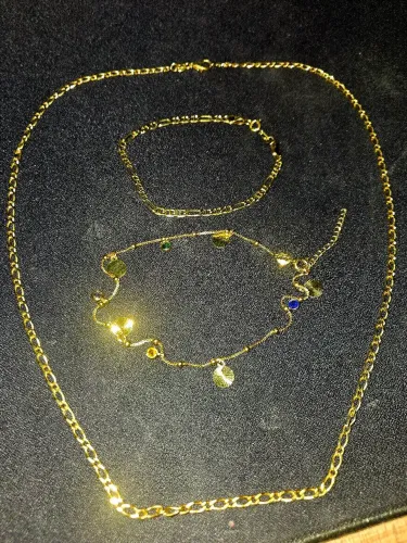 Colar, pulseira e tornozeleira banhados a ouro