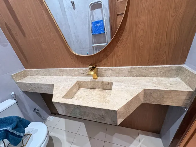 BANCADA DE LAVABO EM MÁRMORE COM CUBA ESCULPIDA