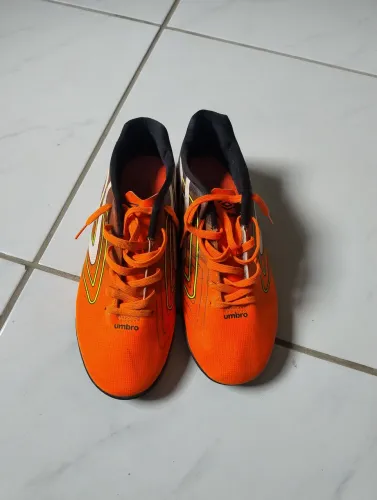 Chuteira society Umbro