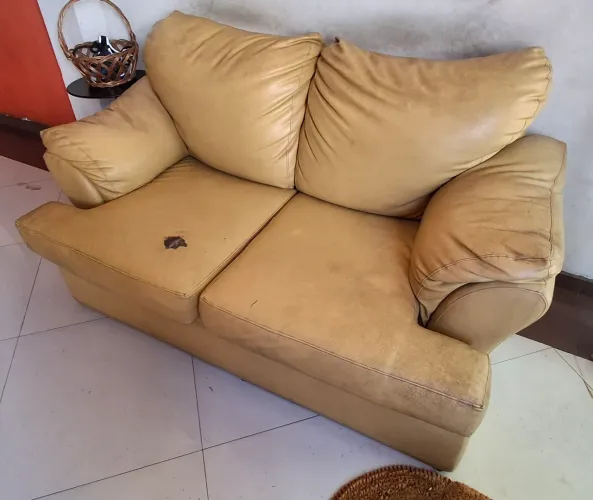Sofá dois lugares amarelo-mostarda (Desapego - Eng. Novo - RJ)