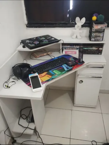 Mesa de computador de canto entrego montada .