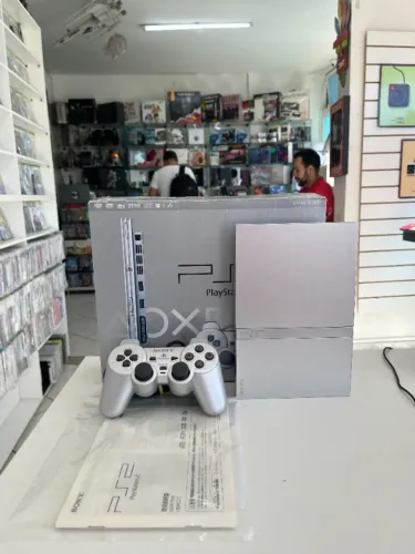 CONSOLE PLAYSTATION 2 SLIM PRATA SATIM SILVER (JPN) NA CAIXA SEMINOVO - SONY