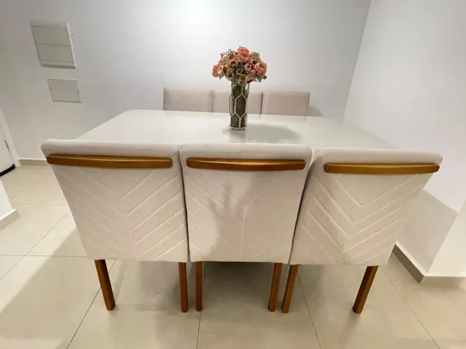 Mesa de Jantar 8 Lugares (acompanha 6 cadeiras)