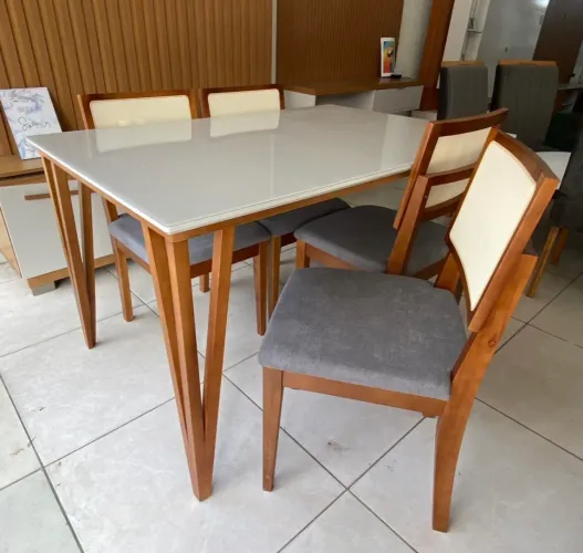 Mesa de Jantar Safira com Tampo de Vidro e 4 Cadeiras Madeira Maciça