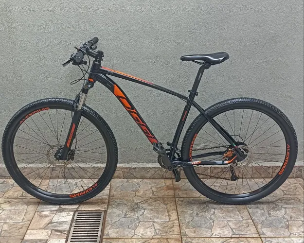 Bicicleta Oggi 7.0 aro 29 preta e laranja