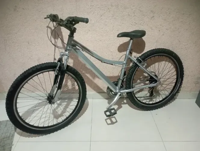 Vendo bicicleta aro 26 com amortecedor e com marchas em boas condições 