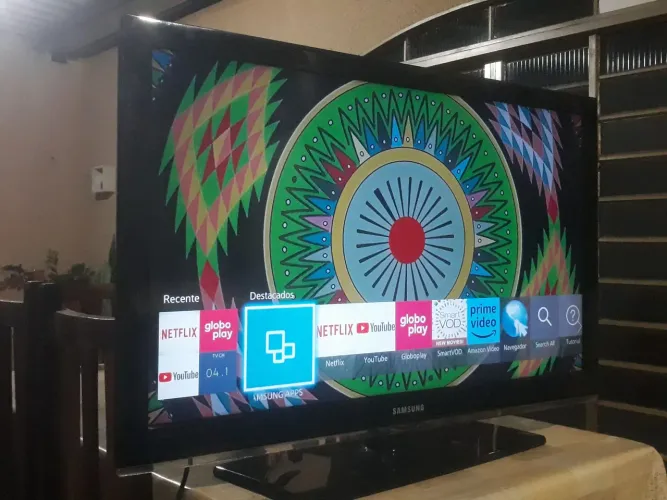 tv 40 smart Samsung vários aplicativos sem detalhes pé base controle entrego *