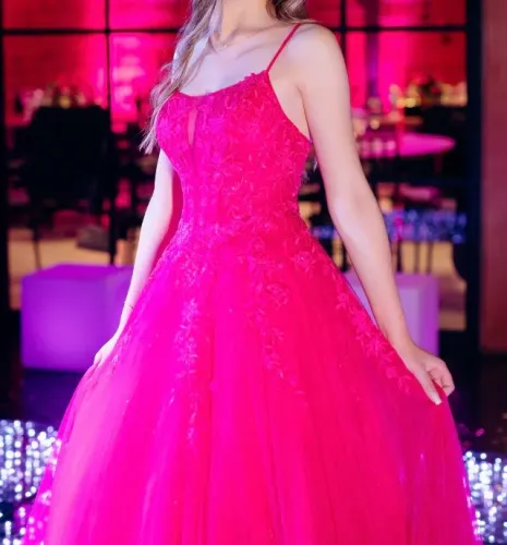 Vestido de festa com brilho e bordado, debutante