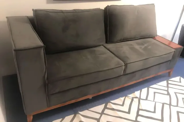SOFÁ MODERNO 3 LUGARES - ESTILO CLEAN, CONFORTÁVEL E ELEGANTE