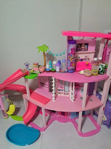 Casa da Barbie com piscina e elevador. Fogão elétrico e descarga elétrica.