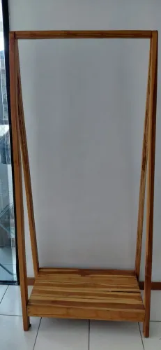 Arara de roupas madeira
