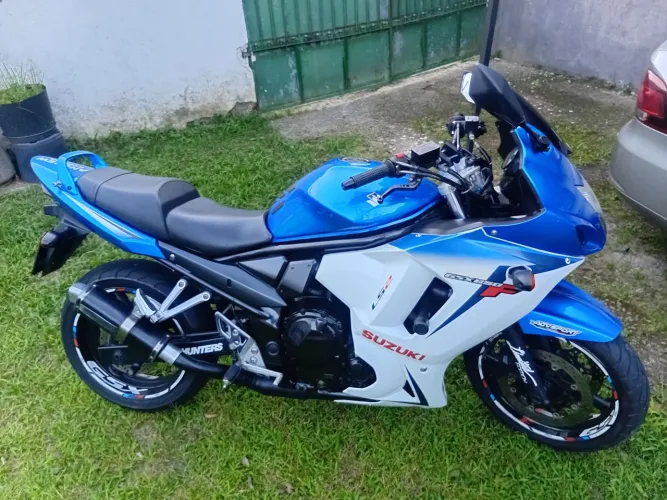 Vendo ou troco moto realmente bonita em ótimo estado é só pegar e viajar sem detalhes