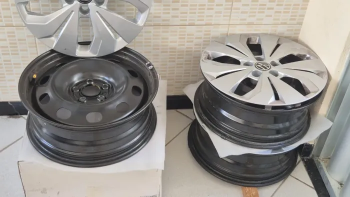Rodas de ferro do volkswagen tcross com calotas