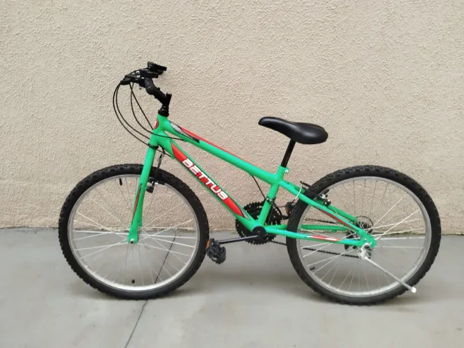 Bicicleta semi nova aro 24/ 18 marchas marca Bettus 