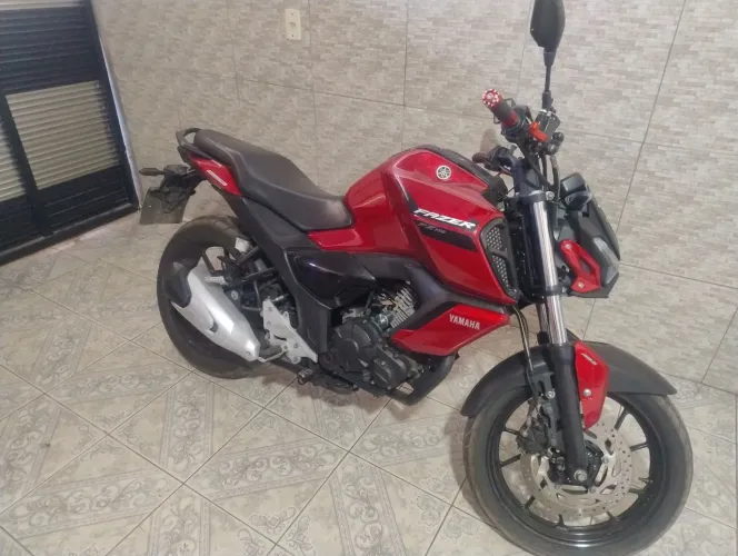 Vendo Fazer 2024btoda revisada moto de garagem sem nem um detalhe só pega e roda.
