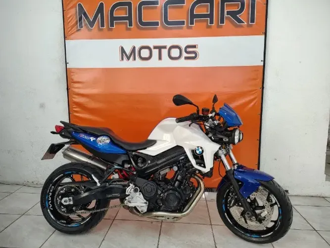 BMW F800 R azul e branca 2013 conservada 